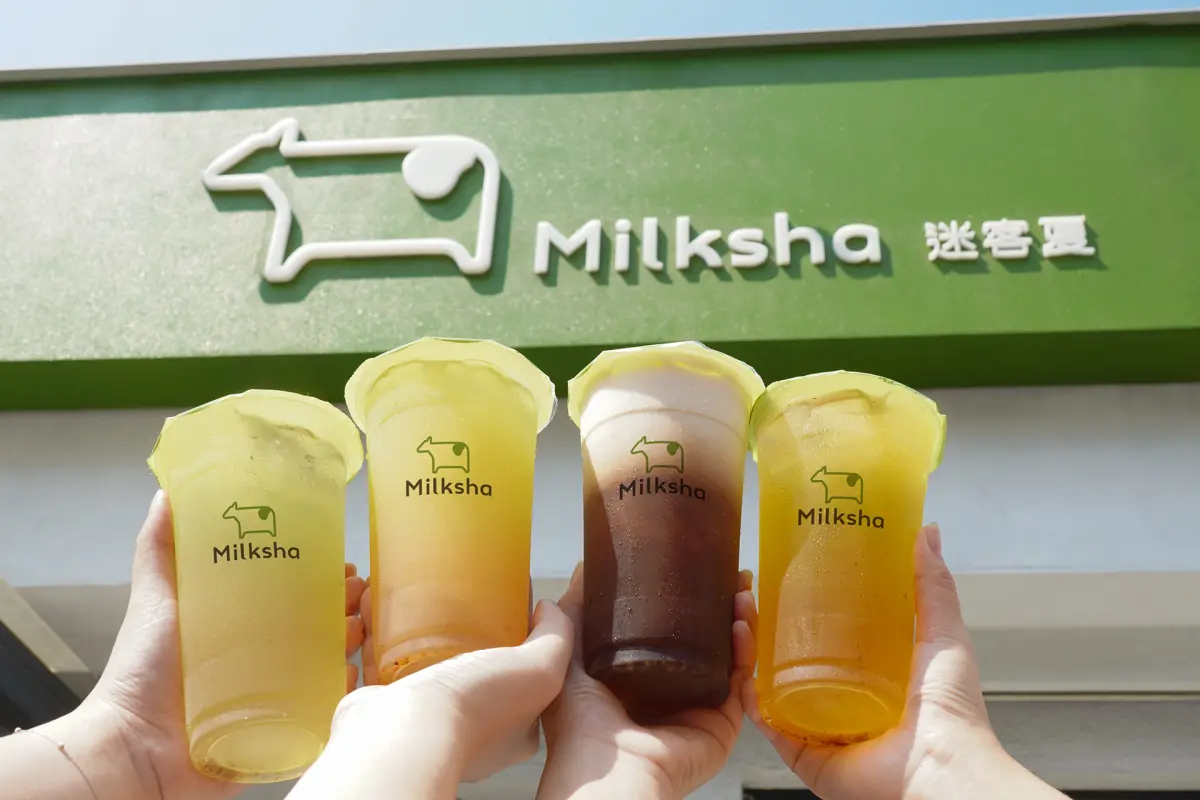 ▲11月立冬喝手搖飲料新品優惠！可不可熟成紅茶開喝「半熟烏龍」第二杯6折；迷客夏推出首款花香調「桂香茶境」，享「免費加料」桂香粉粿；龜記茗品聯名lebrewlife樂步開喝「普洱咖啡」。（圖／迷客夏提供）