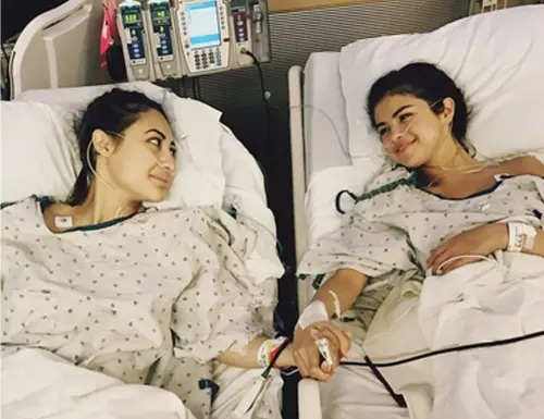 ▲法蘭西亞萊薩（左）捐腎給席琳娜（右），這一張合照曾感動無數人，結果彼此之間的友誼小船還是說翻就翻。（圖／摘自 IG@selenagomez）