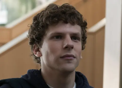 ▲傑西艾森柏格曾在《社群網戰》扮演馬克祖克柏，一度是好萊塢電影中「怪咖宅男天才」類型角色的專業戶。（圖／摘自IMDb）