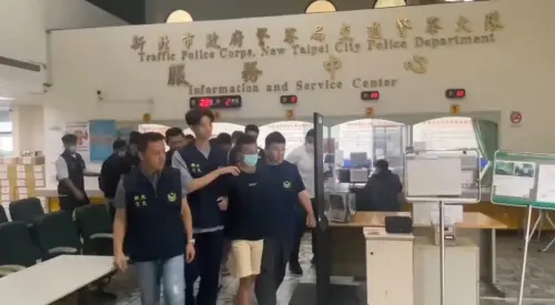 競速猴「排排站上警車」畫面曝！人被抓車也沒了⋯爽揪飆車下場慘
