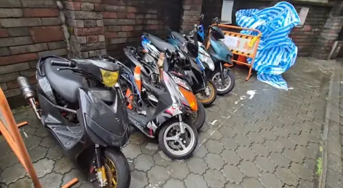 ▲競速猴「排排站上警車」畫面曝光。（圖／翻攝畫面）