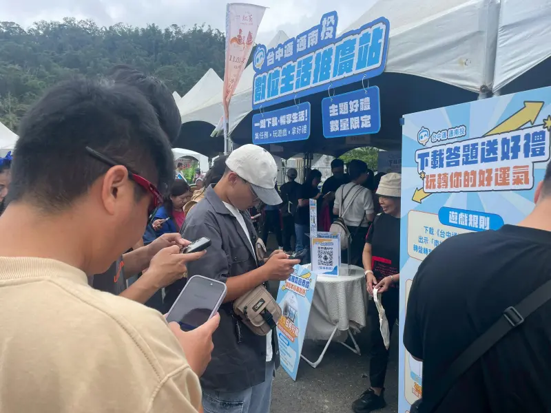 ▲不少民眾帶著家人一同體驗，並拿起手機拍照上傳，邊玩邊分享體驗心情，成功讓數位服務融入日常。（圖／主辦單位提供）
