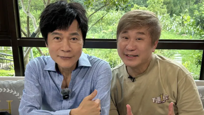 ▲資深歌手洪榮宏（左）日前登上胡瓜（右）YouTube頻道《下面一位》，透露曾被黑道襲擊，造成氣胸、送醫縫了200多針，胡瓜也憶及過往，跑秀場期間還有警察接送、護駕，必須親眼見到他安全後才離開，回想起來相當趣味。（圖／下面一位提供）