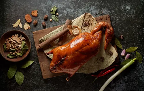 ▲潮粵坊「明爐香烤片皮鴨三吃」。（圖／台北美福大飯店提供）