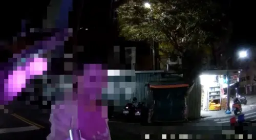 ▲超chill女毒蟲「騎腳踏車抽菸」被盯上！警幫忙還UBike：免騎了啦。（圖／翻攝畫面）