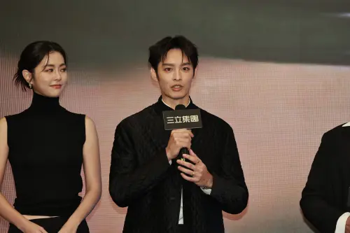 ▲曹佑寧（右）今（3）日出席記者會，媒體詢問他之前在電視節目上被粿粿熊抱的事，他表示當下很專心在錄影，注意力都在節目和遊戲上。（圖／記者吳翊緁攝影）