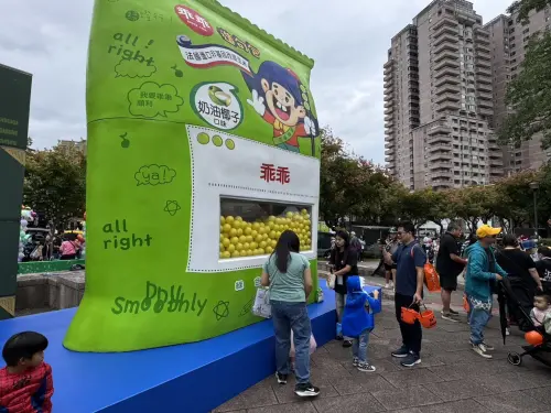 ▲變裝小朋友開心地與乖乖巨型扭蛋機拍照。（圖／品牌提供）