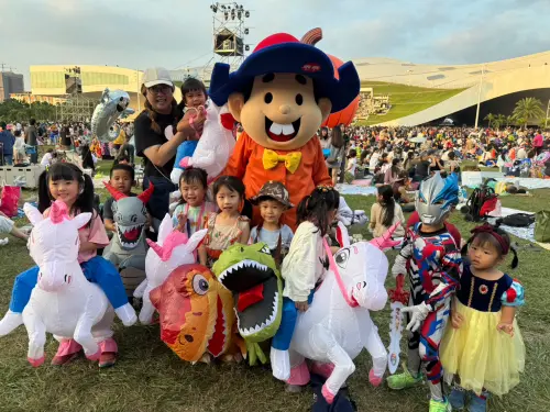 ▲乖乖與民眾熱情互動拍照，現場笑聲不斷，展現品牌親民可愛的魅力。（圖／品牌提供）