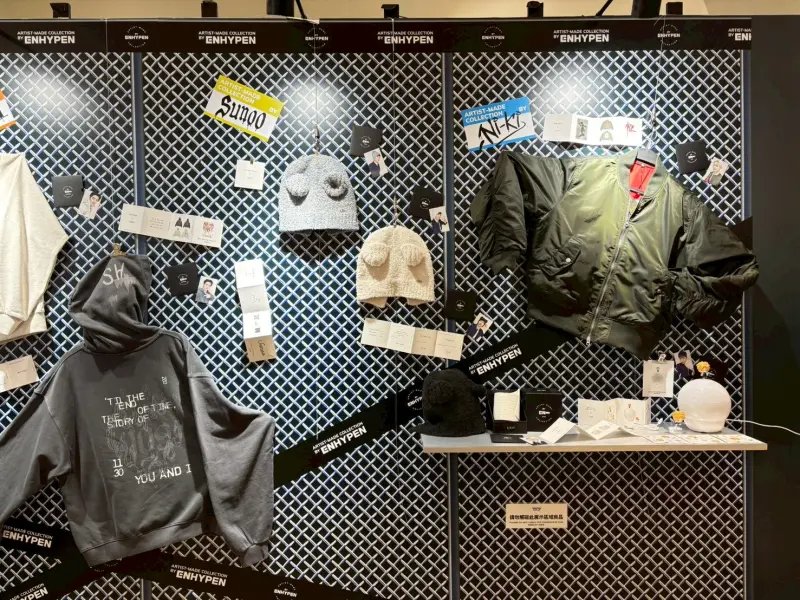 ▲獨家周邊商品明信片、貼紙組、髮圈、杯墊等商品，成為粉絲必搶重點。（圖／鑫夢想文創提供）