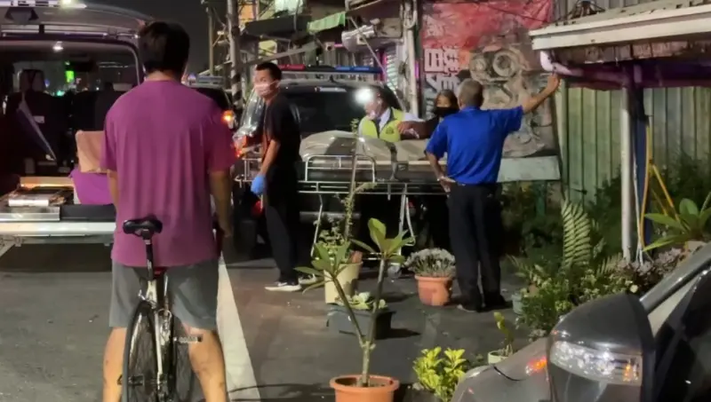 ▲台鐵142次自強號列車發生死傷事故，行經嘉義-南靖路段時，有民眾從東線軌道跨越至西線軌道，當場遭列車撞上，消防局協助遺體運送。（圖／讀者提供）