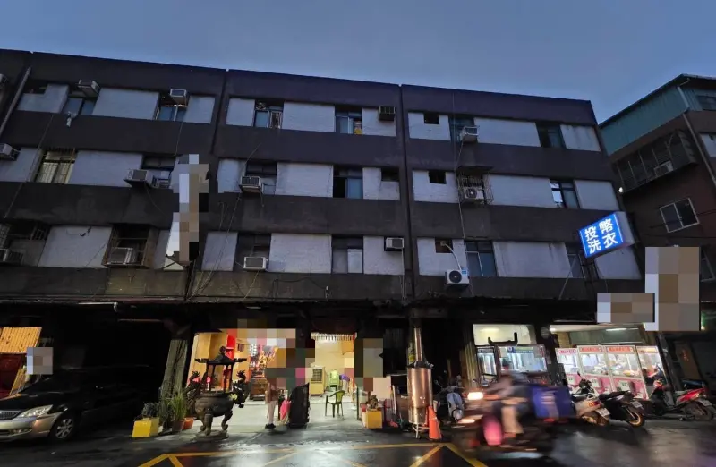 ▲新北市五股區自強路上，下午4時許發生男子墜樓意外，經消防隊搶救後送醫。（圖／翻攝畫面）