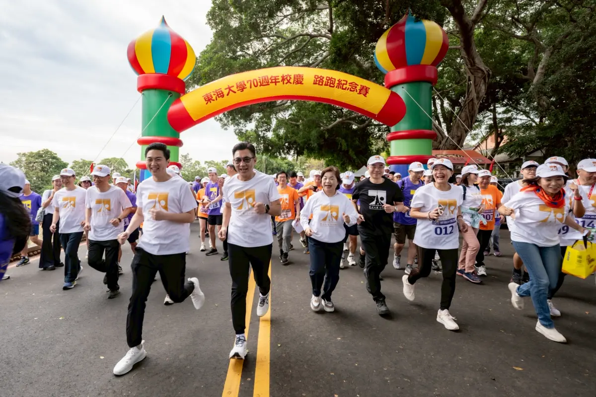 ▲立法院副院長江啟臣(前排左四)、立委楊瓊瓔(前排左五)、廖偉翔(前排左三)、校友總會總會長葉世宗（前排黑衣者）、台中校友會理事長邱于珊（前排右一）與參賽者一同起跑。（圖/東海校友總會提供）