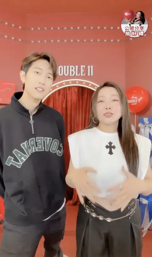 ▲范姜彥豐（左）在天后闆妹（右）直播中喝下粿王飲料，象徵重新出發，卻也惹來不少心疼。（圖／天后闆妹 臉書）