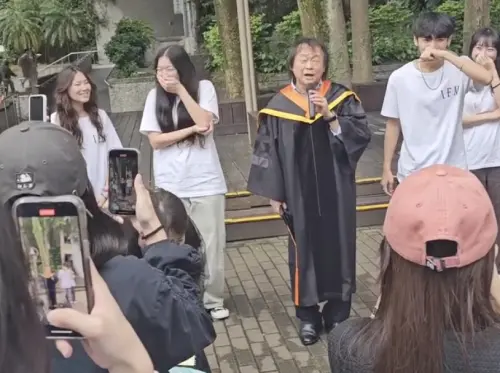 王世堅「沒出息」轟動兩岸！本尊現身校園　學生嗨翻：原版來了

