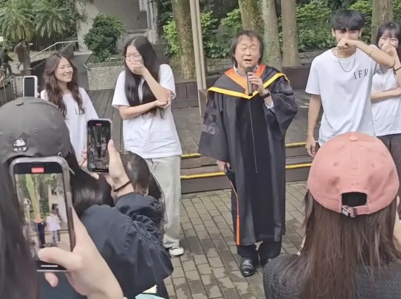 ▲王世堅開金口唱「沒出息」校園掀轟動！學生嗨翻：是翻唱還是原唱。（圖／Threads：jdjc.67）