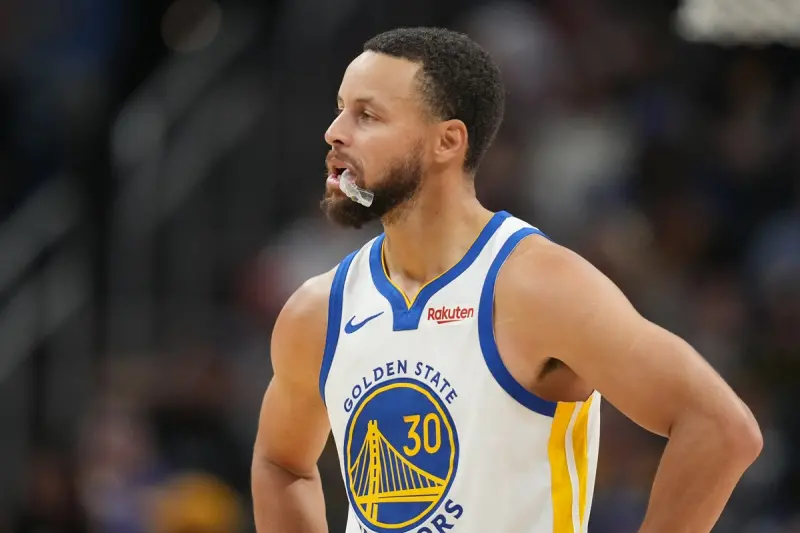 ▲NBA美國職籃（National Basketball Association）金州勇士今（6）日將在客場對陣沙加緬度國王，但雙方都將缺少多位主力球員。勇士總教練科爾（Steve Kerr）在昨日戰勝太陽後宣布，柯瑞（Stephen Curry）將因病缺席與國王的比賽。（圖／美聯社／達志影像）