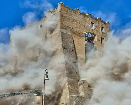 影／近千年歷史！義大利13世紀塔樓翻新工程爆事故　4工人被壓傷
