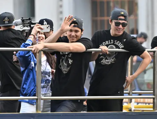 大谷翔平、真美子甜蜜亮相封王遊行！「頭碰頭」小互動閃瞎球迷
