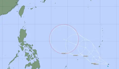 ▲關島南方目前有熱帶性低氣壓，最快今明兩天（11月5日至11月6日）會發展成「鳳凰颱風」。（圖／日本氣象廳）