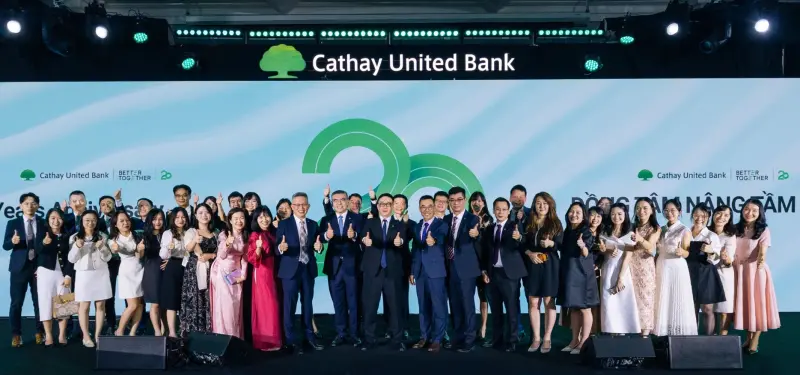    ▲國泰世華銀行胡志明市分行同仁齊聚一堂，共同慶祝營運20週年。團隊展現高度專業與凝聚力，支撐分行在獲利、營收與服務品質上的持續成長，成為越南市場上最具競爭力的外資銀行之一。（圖／國泰世華銀行提供）  