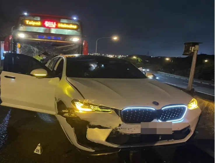 五楊高架驚悚追撞！BMW女駕駛下車查看遭客運撞飛捲車底重傷不治