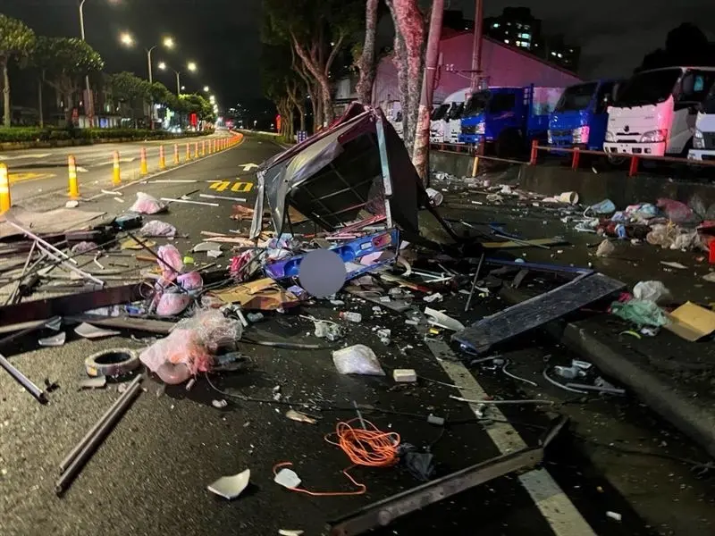 桃園深夜車禍！毒駕擦撞小貨車 他猛撞燈桿「車身爛ㄧ半」身亡