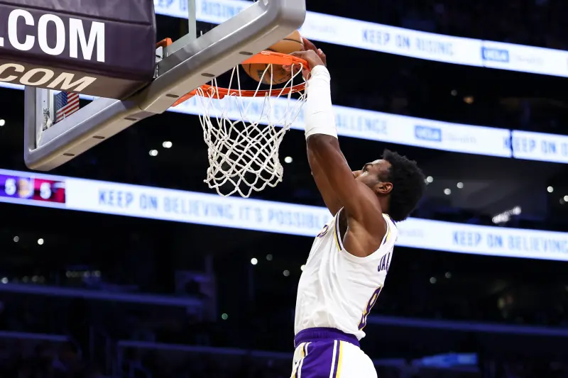 ▲NBA美國職籃（National Basketball Association）洛杉磯湖人昨（3）日在主場對陣邁阿密熱火中，「詹皇之子」小詹姆斯（Bronny James）有上陣18分鐘，4投1中攻下2分，不過這個2分也是本場的精彩好球之一，在一次快攻反擊中，小詹姆斯接獲里夫斯（Austin Reaves）的空拋完成暴扣，令現場球迷熱血沸騰。(圖／美聯社／達志影像）