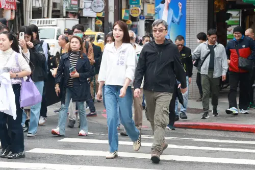 ▲馬郁雯今宣布投入議員選戰，段宜康陪同馬郁雯掃街。（圖／記者葉政勳攝，2025.11.04）