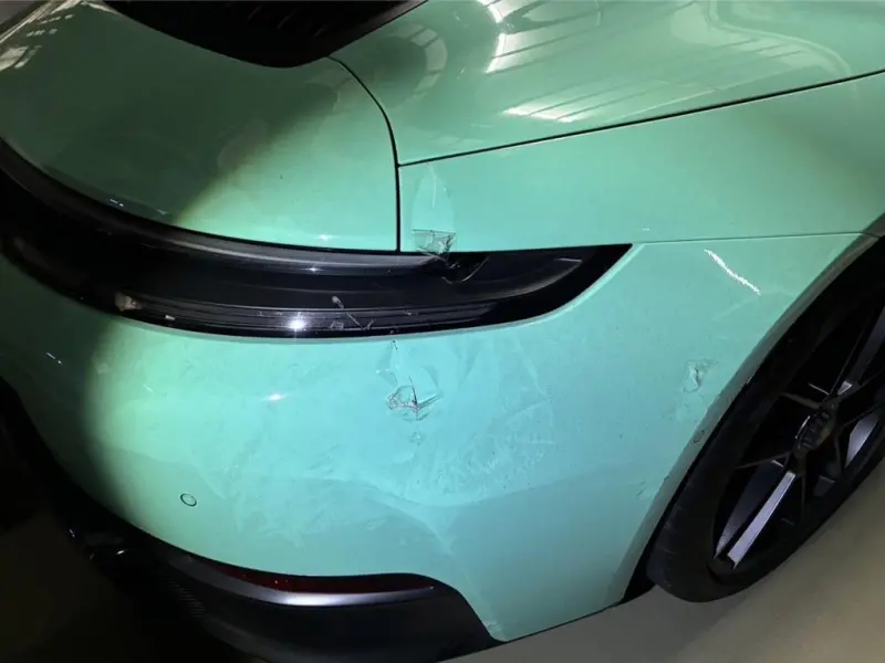 完蛋！高中生偷開爸「保時捷跑車」兜風　右轉擊落女騎士害擦挫傷