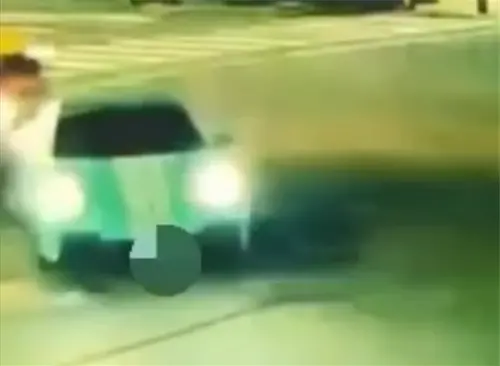 ▲今天凌晨，高雄一名18歲孫姓高中生，開爸爸的保時捷911跑車外出兜風，怎料右轉時與女騎士發生車禍。（圖／翻攝畫面）