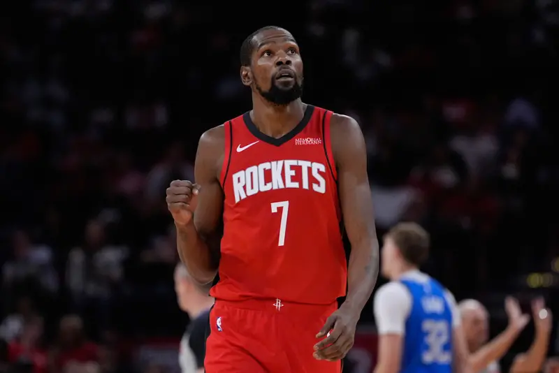 ▲最終火箭靠著申京（Alperen Şengün）狂轟28分、10籃板、7助攻，攜手杜蘭特（Kevin Durant）21分的進帳，率領火箭114：104力退騎士，收下本季第10勝。（圖／美聯社／達志影像）