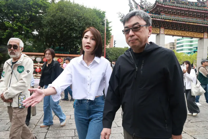 ▲媒體人馬郁雯宣布投入議員選戰，前立委段宜康陪同掃街。（圖／記者葉政勳攝，2025.11.04）