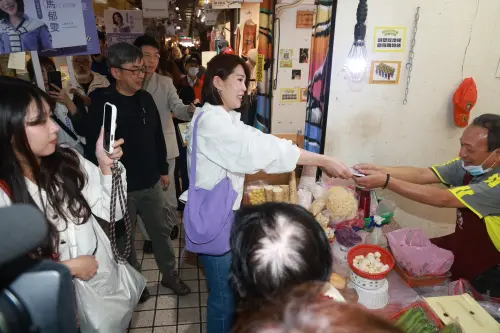 ▲馬郁雯今宣布投入議員選戰，段宜康陪同掃街。（圖／記者葉政勳攝，2025.11.04）