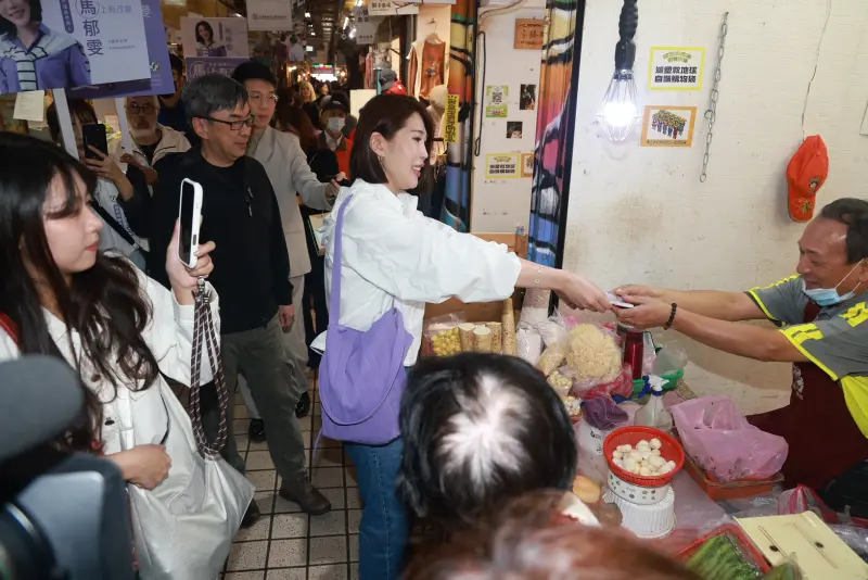 ▲馬郁雯今宣布投入議員選戰,段宜康陪同掃街。(圖/記者葉政勳攝,2025.11.04)