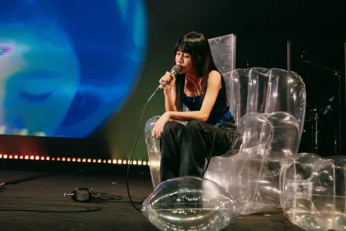 ▲白安（如圖）在演唱會上想念離世的父親，也演唱為父親寫的歌〈我該用什麼才能留住你〉。（圖／相信音樂提供）