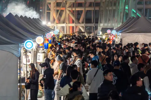 ▲高雄流行新月中心的下酒祭，將匯集臺、韓兩地超過50個美食品牌，還有10組人氣歌手、樂團輪番開唱。（圖／高流中心提供）