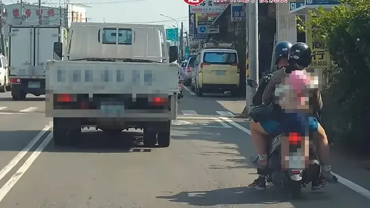 高雄夫妻機車3貼！孩子「掛背上懸空車尾」險墜地 警要罰了
