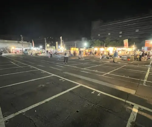 ▲台南在地人週五晚間去逛大東夜市，結果發現攤販超少，且人潮也不多，好奇到底發生什麼事情。（圖/Threads）