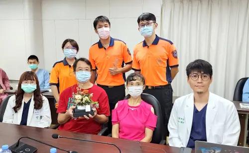 ▲OHCA病友黃先生（紅衣）與醫療、消防團隊會面，感謝跨單位合作成功救命。（圖／奇美醫院提供）