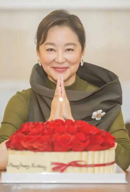 ▲林青霞71歲生日對著滿是玫瑰的蛋糕許願,對於人生充滿感恩。(圖/摘自林青霞微博) ▲林青霞71歲生日對著滿是玫瑰的蛋糕許願,對於人生充滿感恩。(圖/摘自林青霞微博)