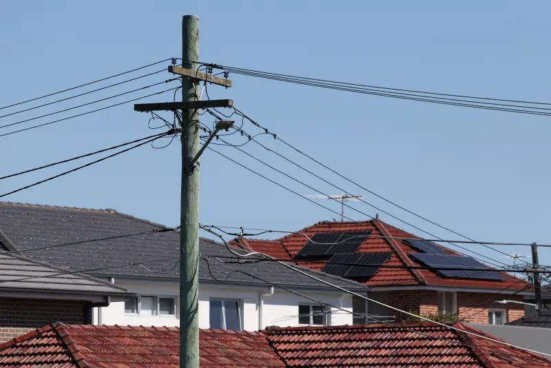 ▲澳洲當局要求電力公司在每天中午3小時向所有符合條件的家庭免費提供電力，以吸收過剩的太陽能發電量，幫助穩定電網。圖為雪梨一處住宅屋頂上的太陽能板。（圖／美聯社／達志影像）