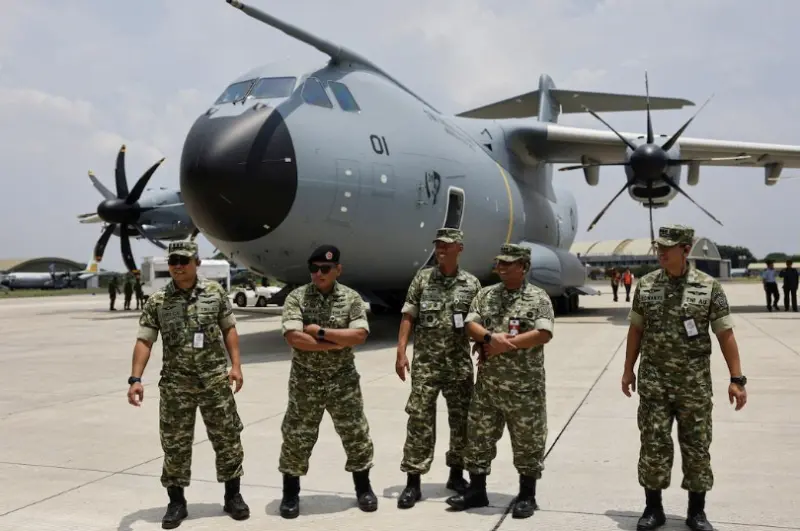 ▲印尼空軍在哈林基地迎接首架A400M，普拉伯沃現場檢視並示意將談增購4架。（圖／路透社／達志影像）