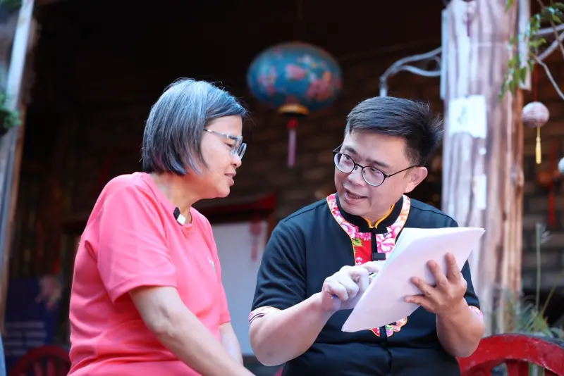 ▲立法委員賴瑞隆勤走基層，今天來到客庄進行請益之旅，特別邀請客語老師陳惠文授受客語對話。（圖／立委賴瑞隆辦公室提供）