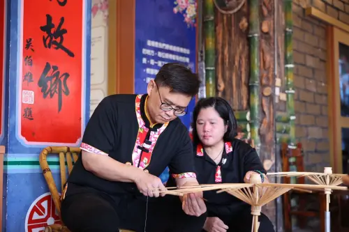 ▲賴瑞隆訪客家庄，體驗紙傘製作。(圖／立委賴瑞隆辦公室提供)