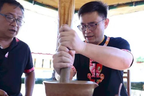 ▲立法委員賴瑞隆體驗擂茶製作。(圖／立委賴瑞隆辦公室提供)