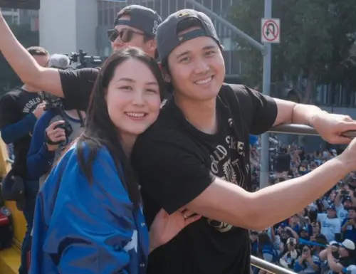 球迷舉「翔平娶我媽」標語！大谷夫妻檔反應曝光　網直呼超可愛
