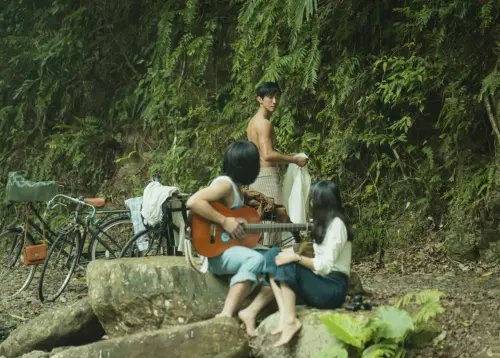 ▲宋柏緯（左）笑稱被振永（中）的胸肌弄得連吉他都彈不好、一直NG，李沐（右）也是現場飽眼福的幸運兒。（圖／瀚草文創GrX STUDIO提供）