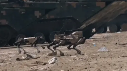 解放軍搶灘演習！由「機器狼」當先鋒帶頭衝　中國官媒曝實戰畫面
