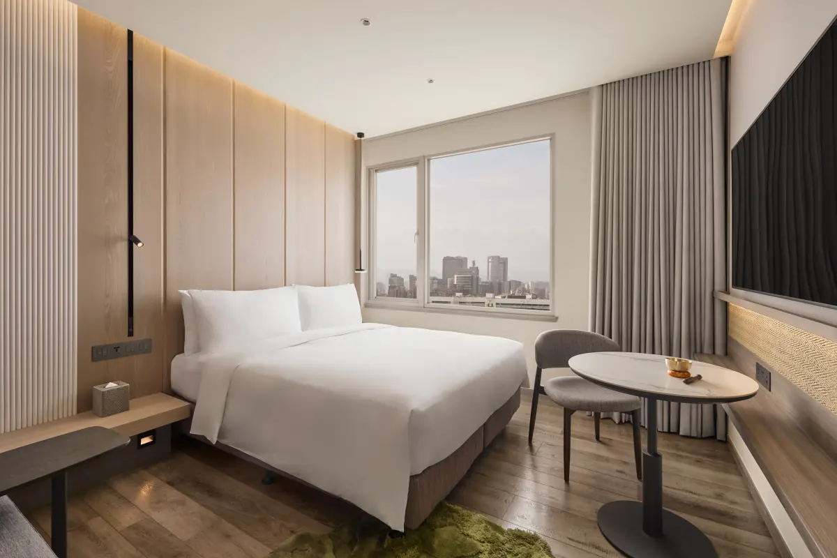 ▲福泰飯店集團跨足「身‧心‧靈療癒」的國際新興市場，將於2026年1月推出全新自創品牌「嵨開安旅（Hotel Uketamo）」，地點離捷運忠孝復興站3分鐘，飯店內還設有來自尼泊爾的AVATA Wellness瑜伽自癒中心。（示意圖／福泰飯店集團提供）