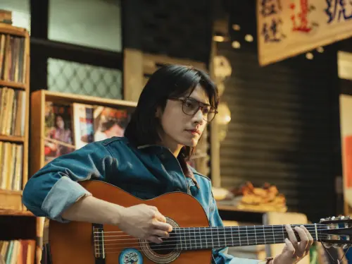 ▲宋柏緯以眼鏡、長髮造型亮相，充滿1970年代的味道。（圖／瀚草文創GrX STUDIO提供）